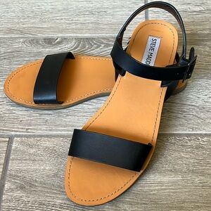 STEVE MADDEN Women’s Zone black/tan buckle strap sandal size 7.5
